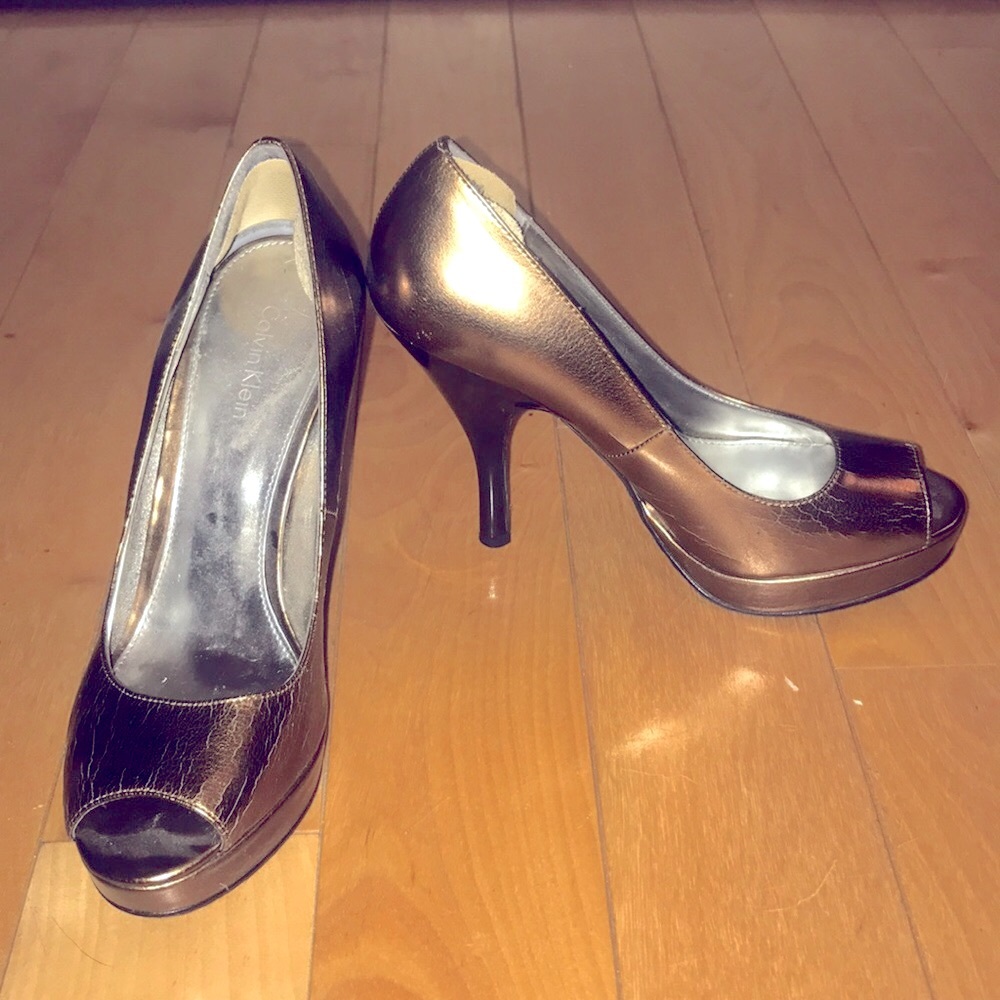 CALVIN KLEIN platform pumps in Bronze - size 5.5